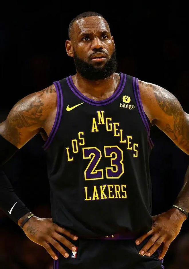 勒布朗詹姆斯再度高效得分，成为焦点人物