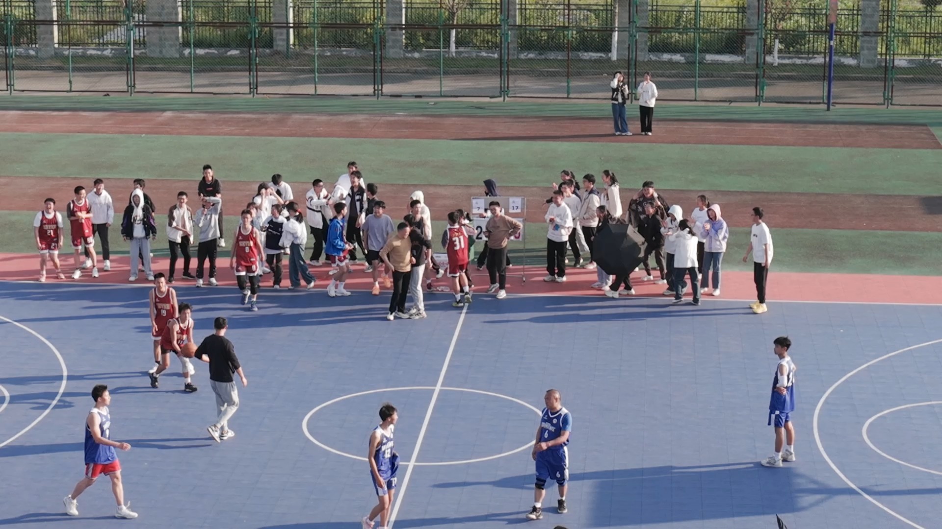 关于球赛战况激烈搏杀，场面扣人心弦的信息