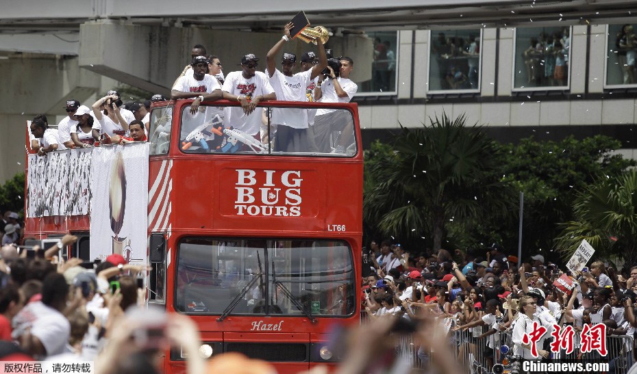 半岛体育直播-关于皇家马德里神勇夺冠，球迷热情欢呼赞誉的信息