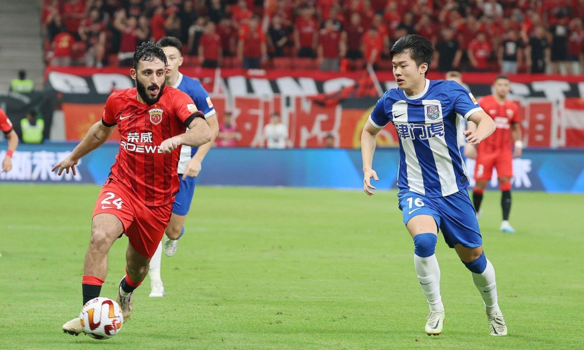 半岛体育官方登录入口-中超球队奋力争胜,目标冲击联赛前列