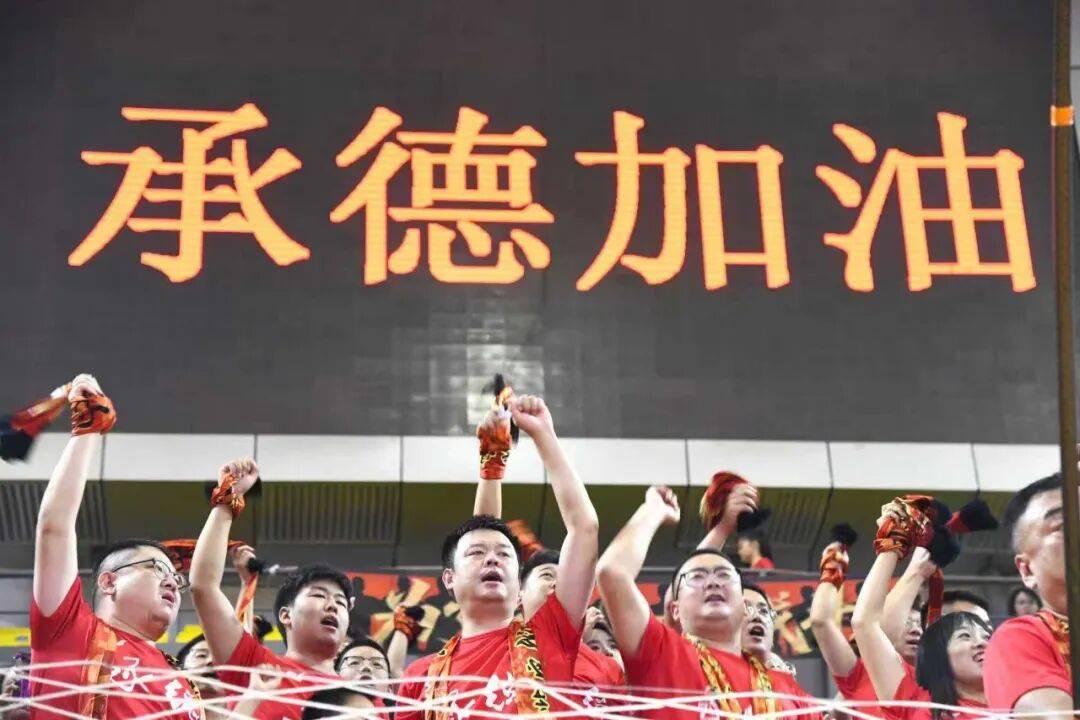 包含足球之战酣畅淋漓:欢呼声不绝于耳的词条 包含足球之战酣畅淋漓:欢呼声不绝于耳的词条