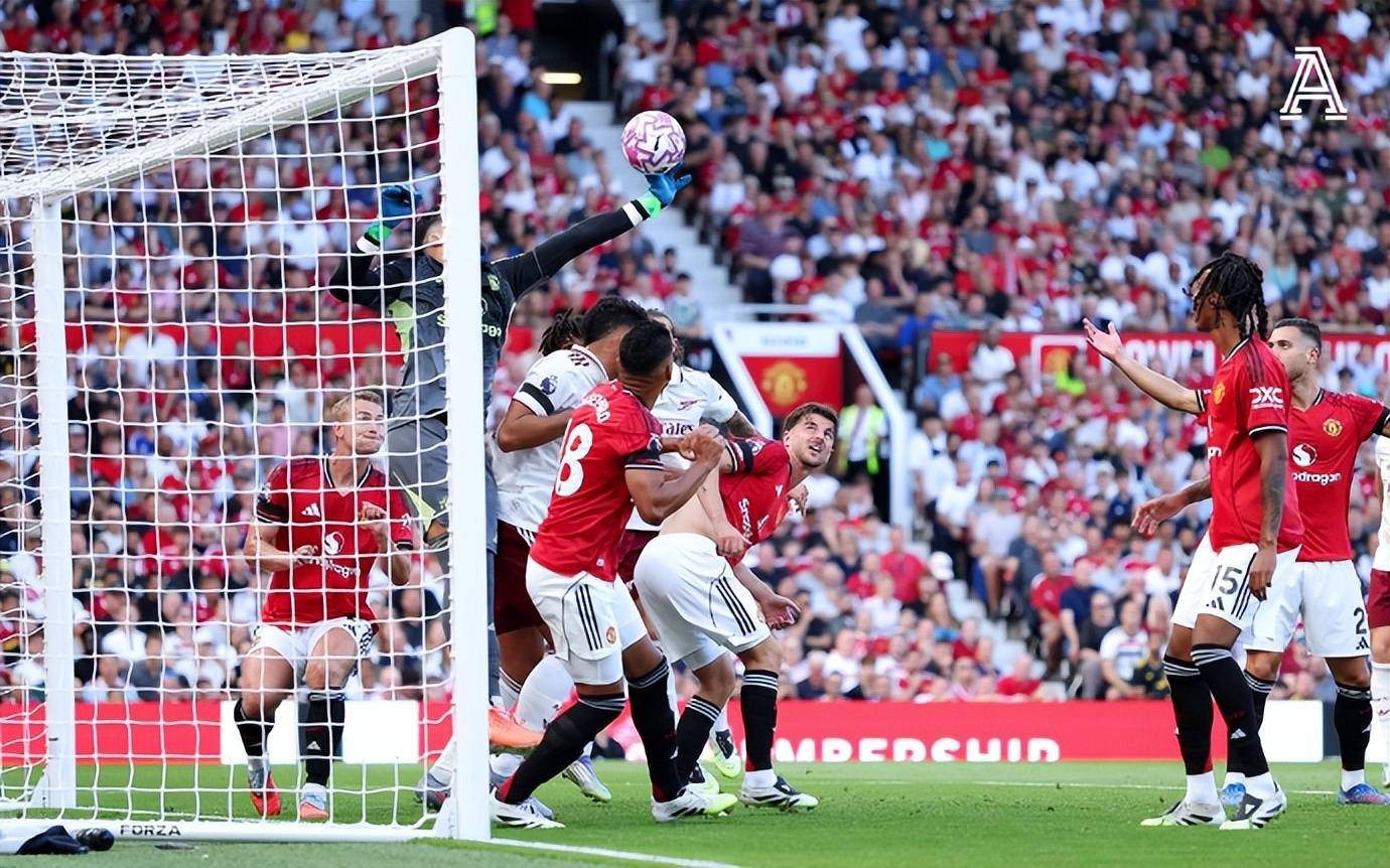 曼联前锋犹豫射门,球队遗憾失利 曼联前锋犹豫射门,球队遗憾失利