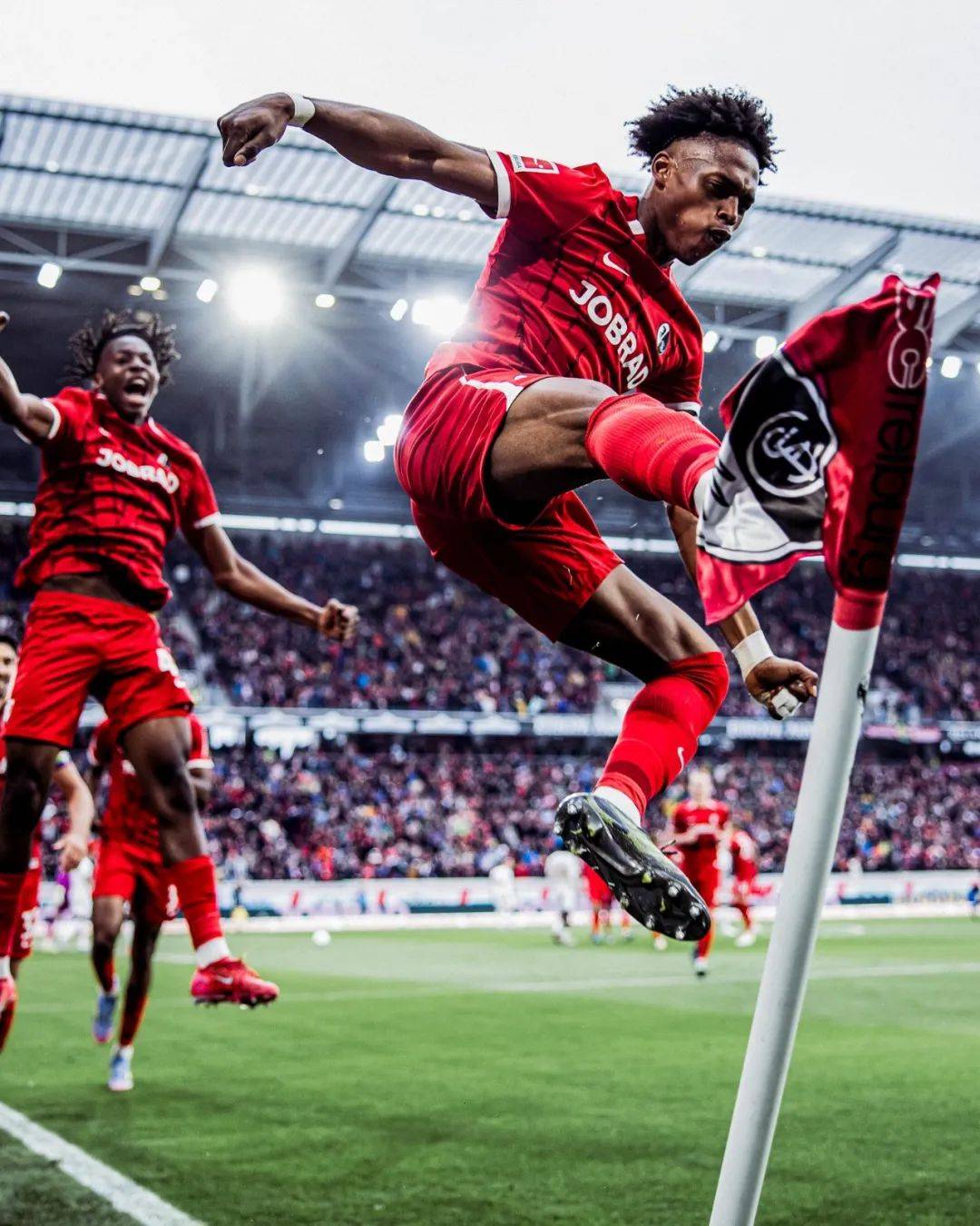 包含云达不莱梅客场击败对手，保持不败纪录的词条