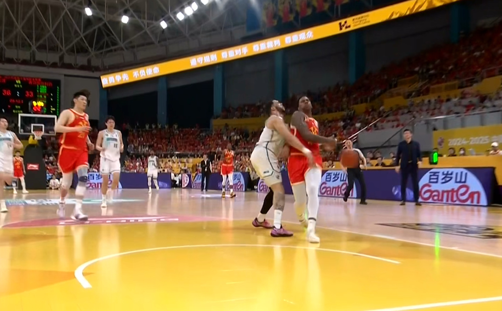 半岛体育官方入口-关于比赛中的激烈对抗令人目不暇接的信息