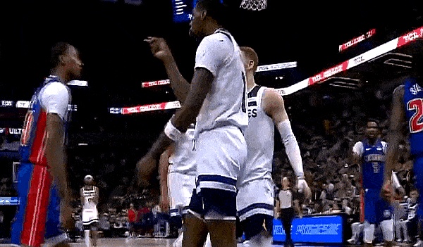 关于比赛中的激烈对抗令人目不暇接的信息