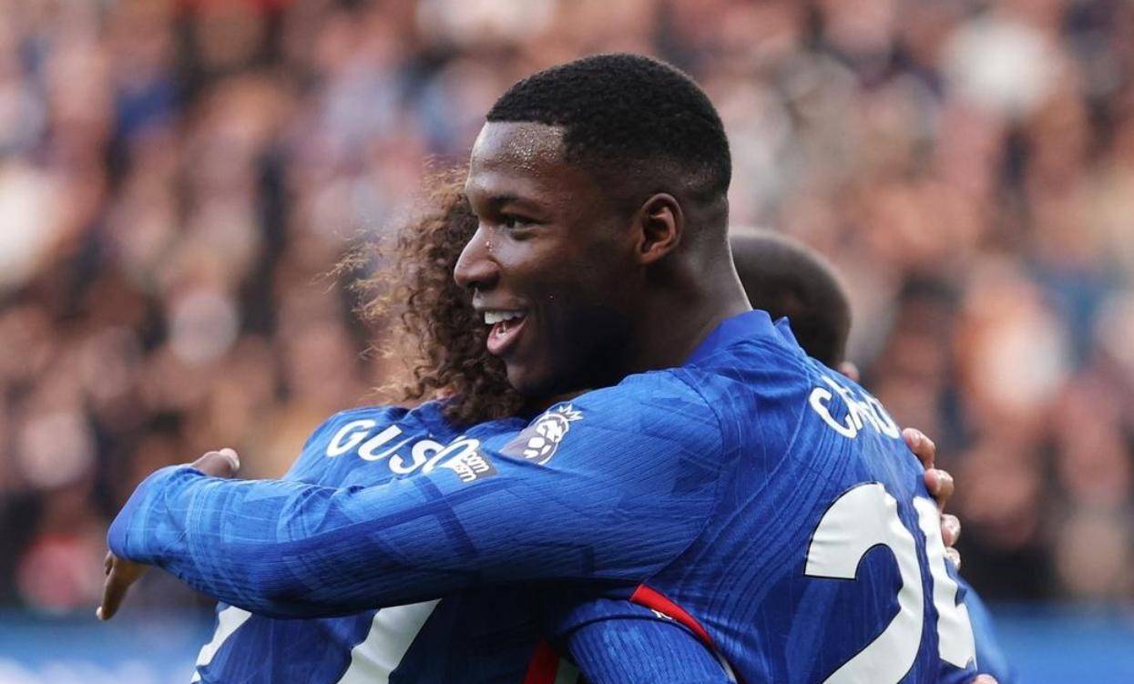 半岛体育网站-切尔西战术调整巧妙,逆袭击败对手