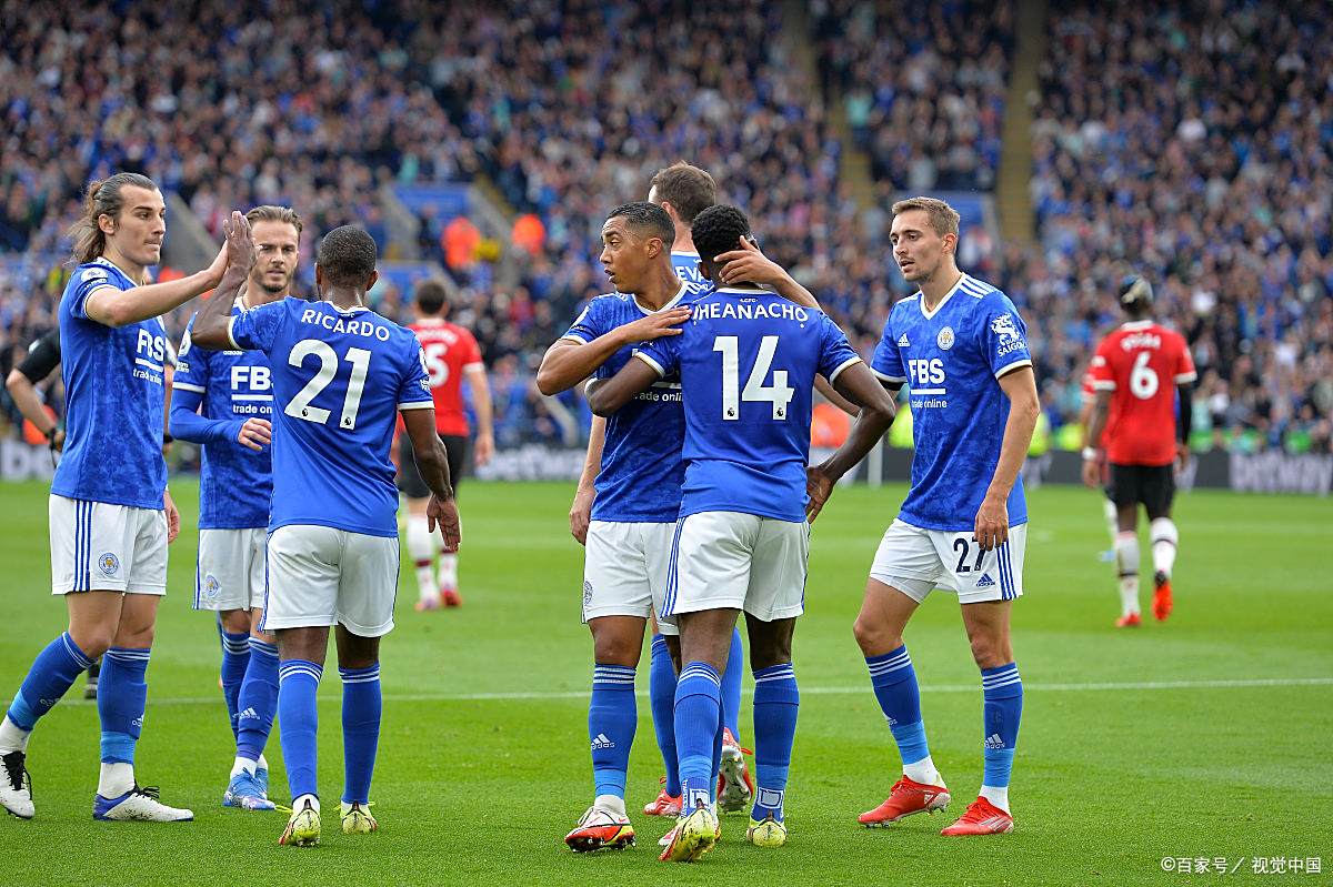 半岛体育活动-球队主力球员在足球比赛中发挥出色