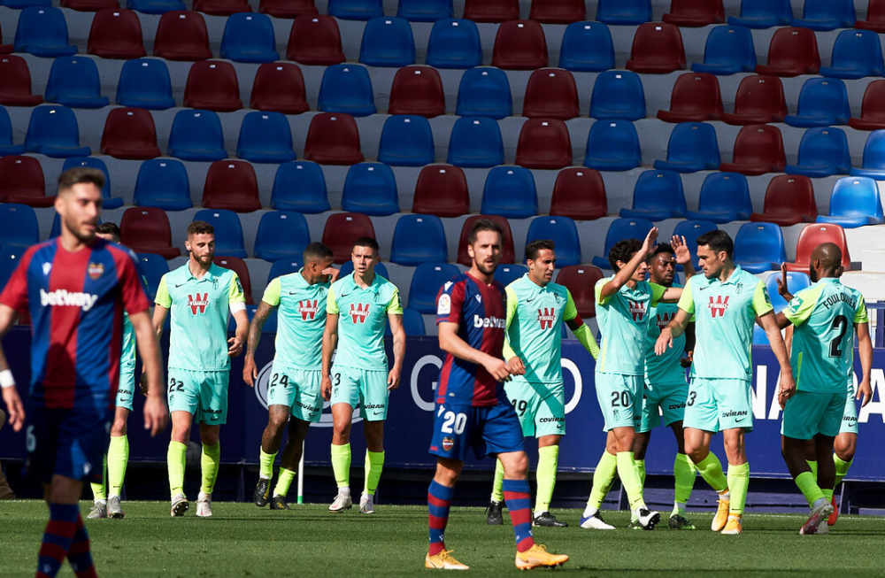 塞维利亚逆转胜利，拉近榜首差距的简单介绍