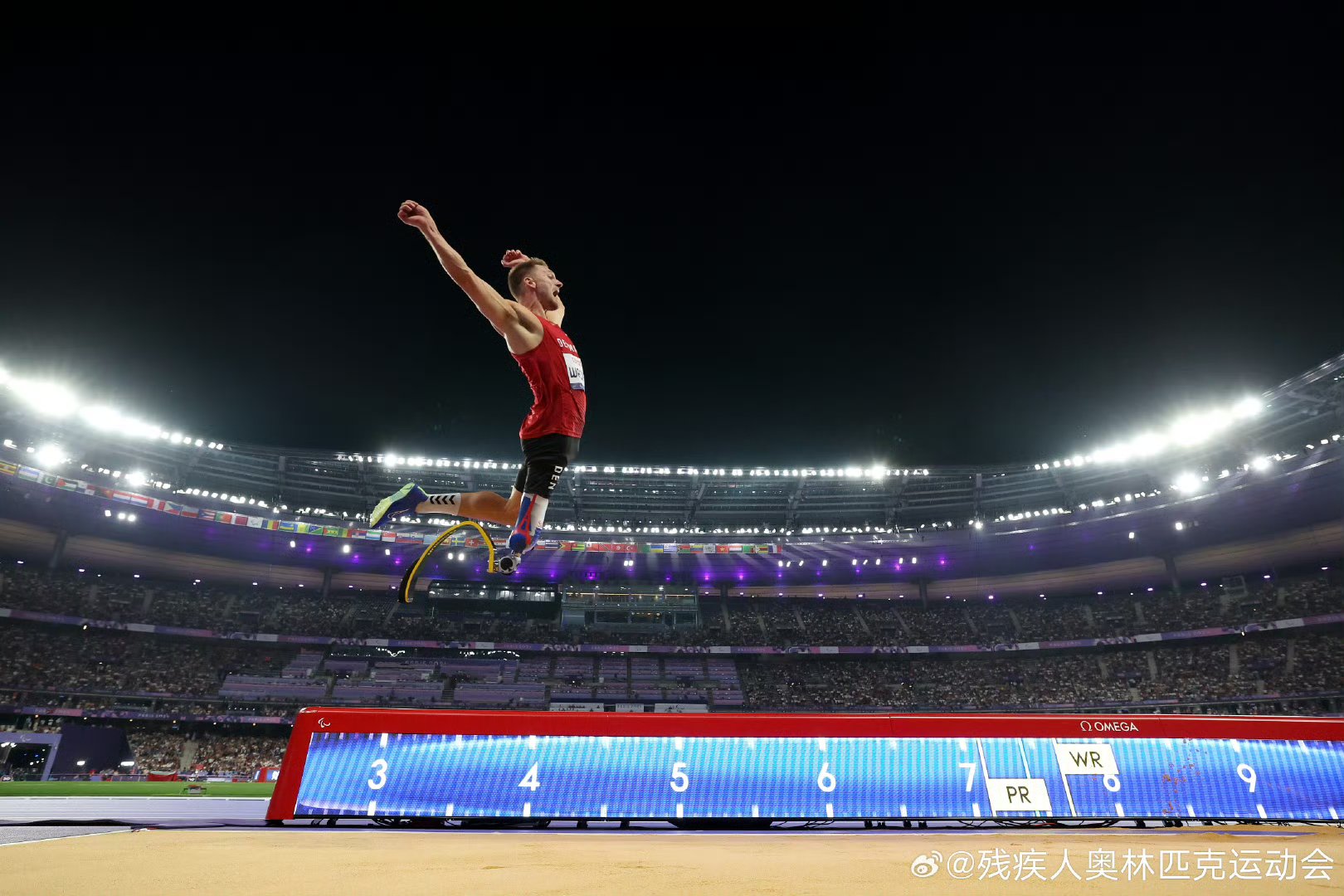 半岛体育官方-包含冲刺瞬间惊心动魄，选手触碰终点线的词条